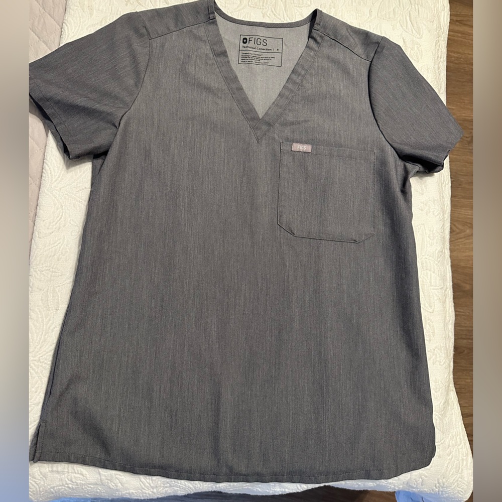 FIGS Catarina One-Pocket Scrub Top. Size Small. Graphite.